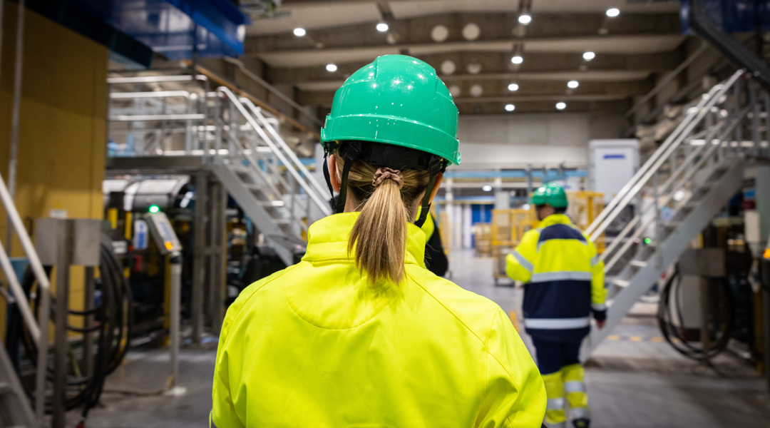 Personer på industrianläggning