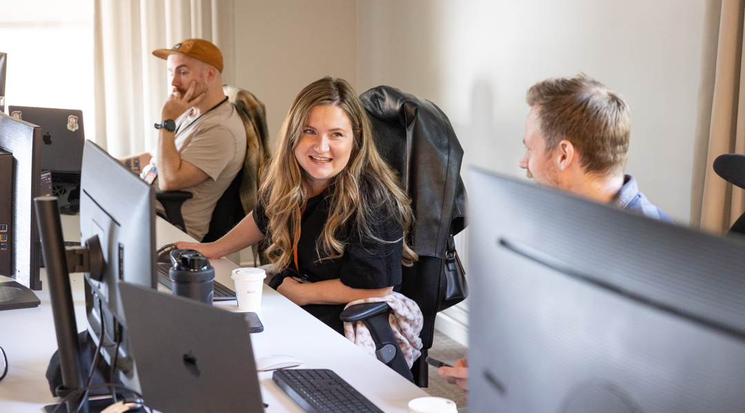 Systemutvecklare sitter framför datorerna på ett hackaton