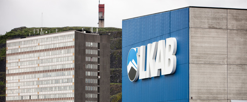 LKAB:s logotyp är monterad på nya fläkthuset i Kiruna