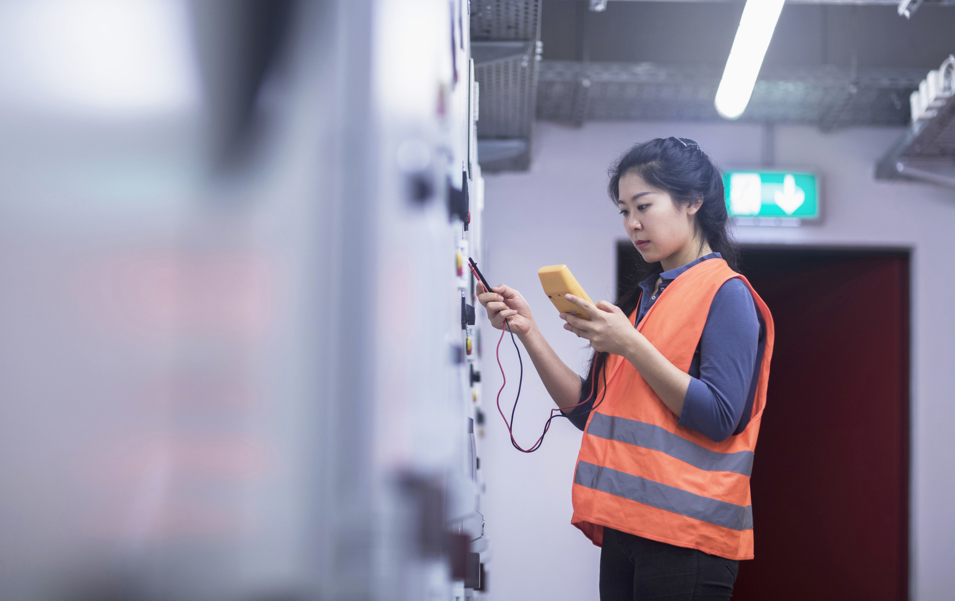 w25 Junge Technikerin China kontrolliert mit Messgerät Anlage Freiburg, Baden, Germany Halbtotale